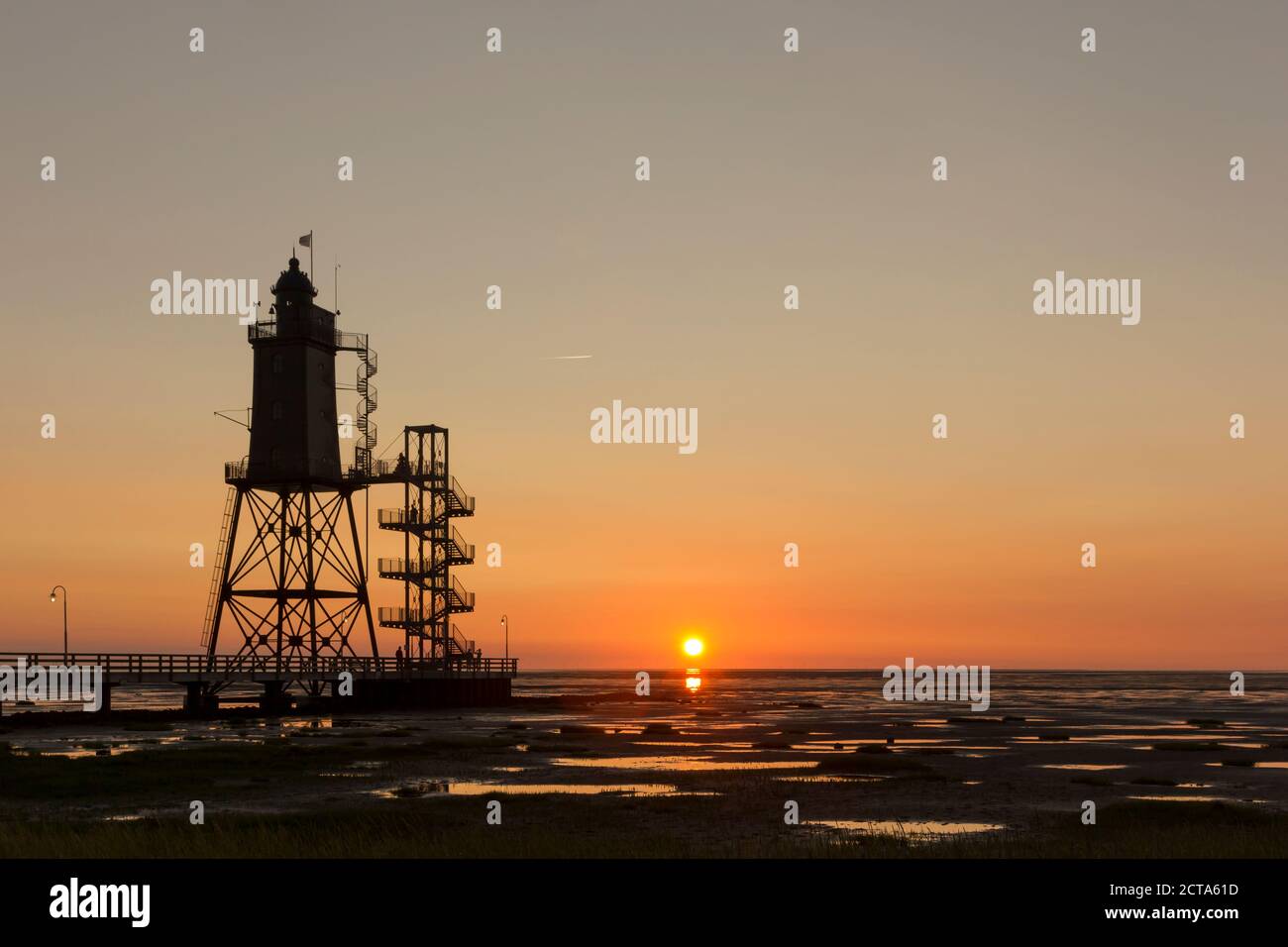 Deutschland, Niedersachsen, Dorum, Sonnenuntergang, Watt, Leuchtturm Obereversand Stockfoto