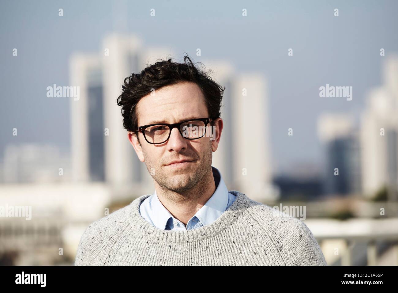 Porträt des Mannes mit Brille Stockfoto