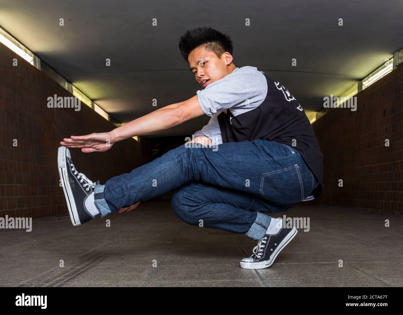 Junge Breakdancer in Unterführung Stockfoto