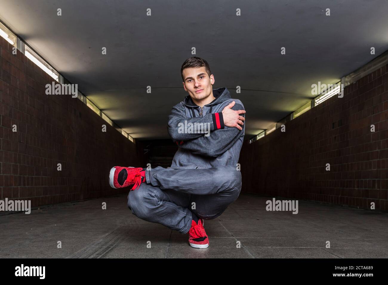 Deutschland, Porträt des jungen Pause Tänzerin in Unterführung Stockfoto