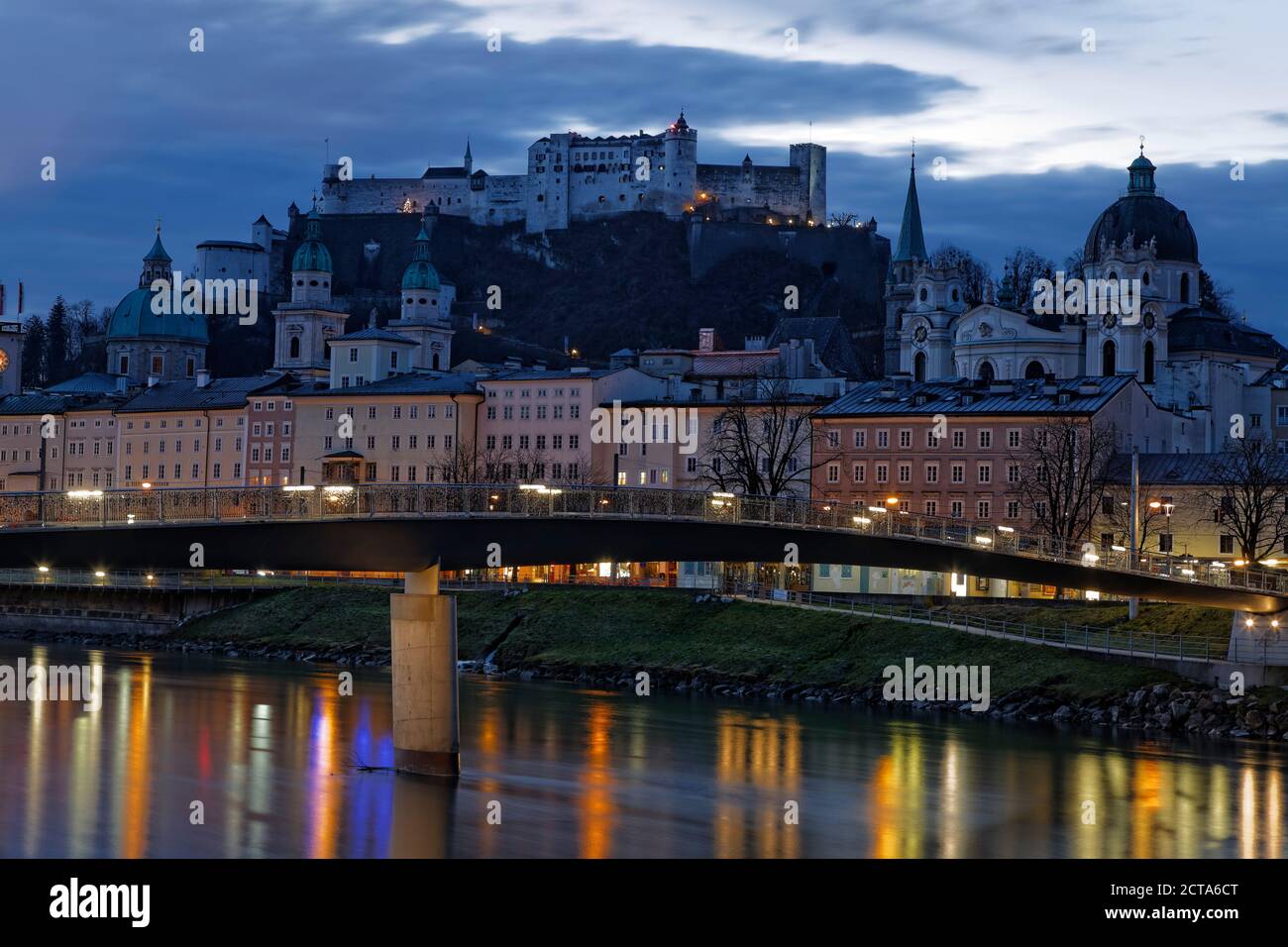 Österreich, Salzburger Land, Salzburg, Festung Hohensalzburg mit Altstadt und Türmen des Salzburger Doms, Salzach, rechte Stiftskirche, am Abend Stockfoto