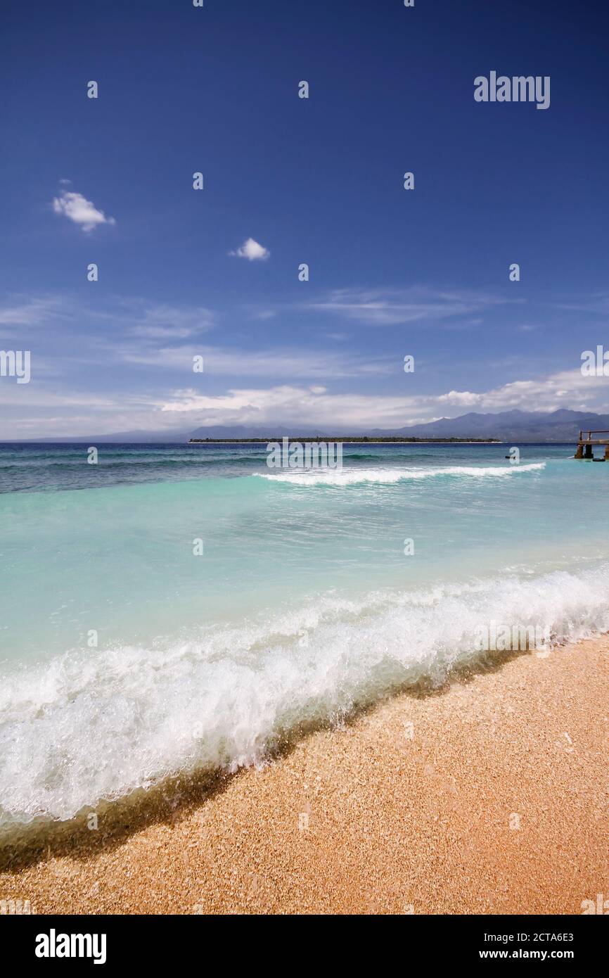 Indonesien, Lombok, Insel Gili Air, Blick vom Strand der Insel Gili Mono auf Insel Gili Air Stockfoto