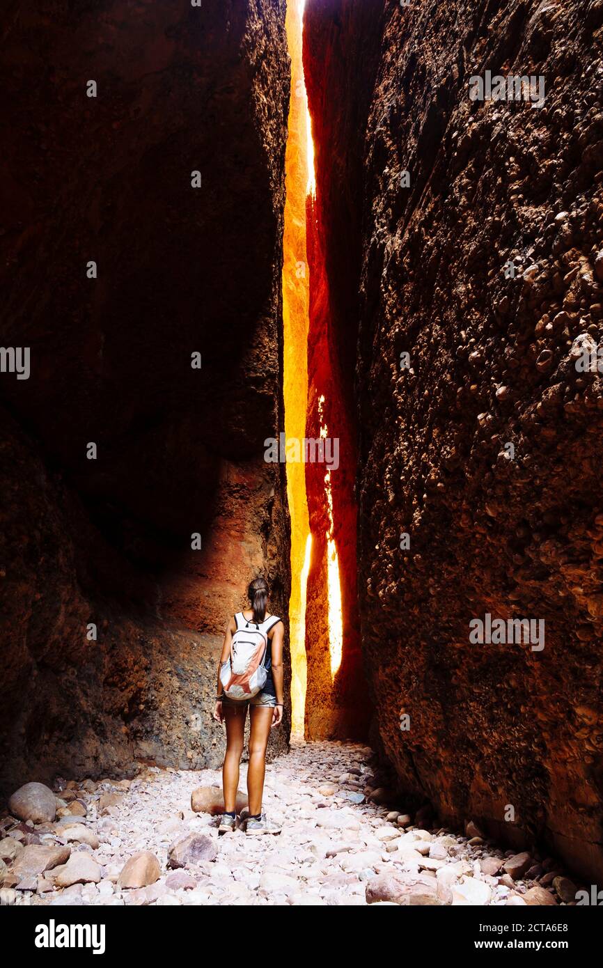 Australien, Western Australia, Kimberley, Purnululu National Park, Bungle Bungle, junge Frau mit Rucksack bei Echidna Chasm Stockfoto