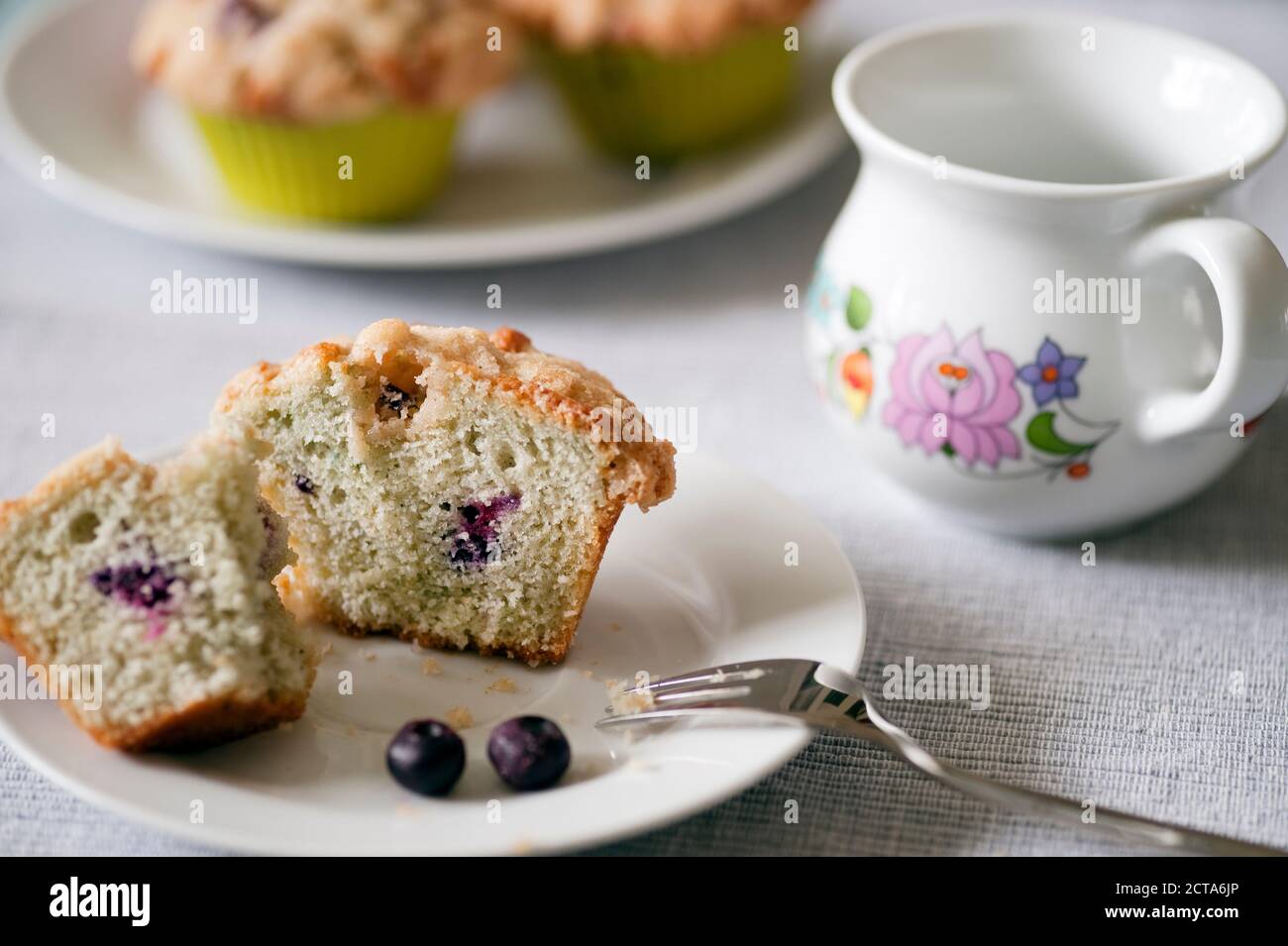 Blueberry Muffin mit Streusels auf Teller Stockfoto