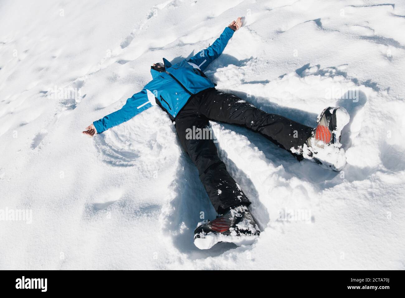 Deutschland, Bayern, Winklmoosalm, reifer Mann einen Schneeengel machen Stockfoto