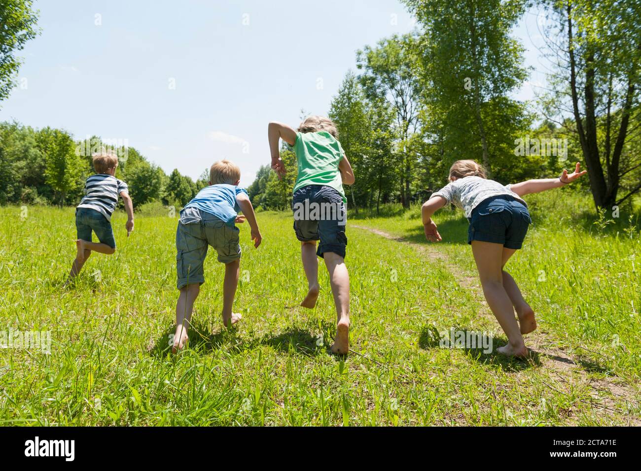 Deutschland, Bayern, vier Kinder, die ab zu laufen Stockfoto