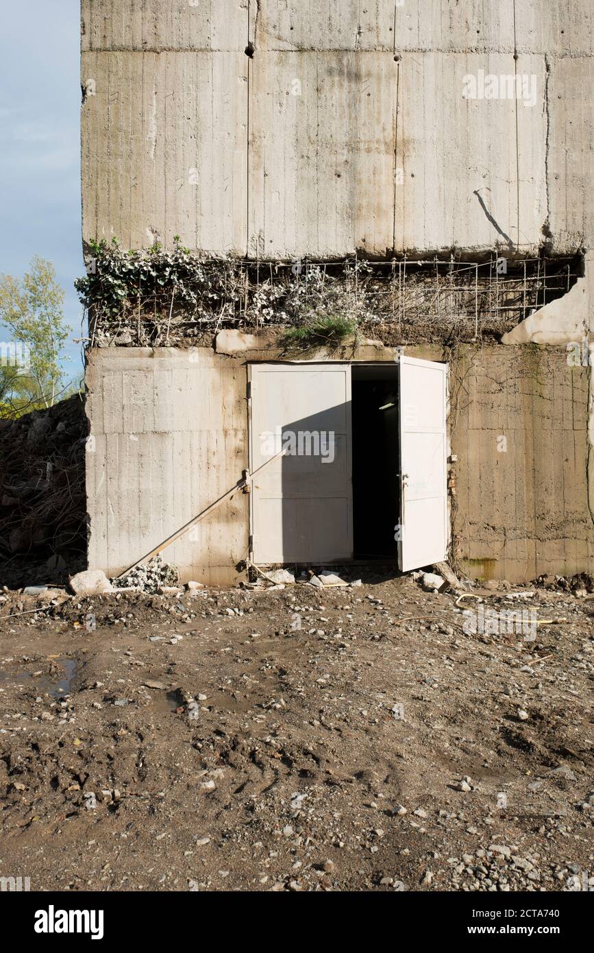Eingang eines hochhausbunkers -Fotos und -Bildmaterial in hoher ...