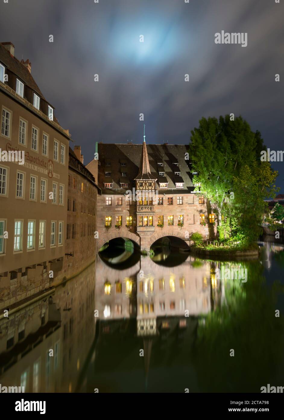 Deutschland, Bayern, Nürnberg, Blick zum Heilig-Geist-Spital am Fluss Pegnitz, Vollmond in der Nacht Stockfoto