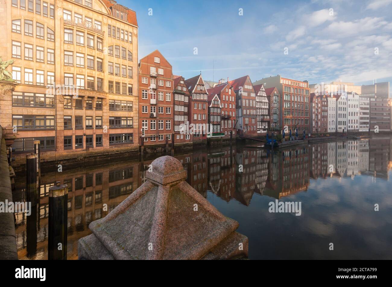 Deutschland, Hamburg, Nikolaifleet bei Sonnenaufgang Stockfoto