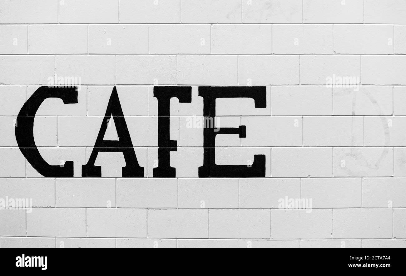 Neuseeland, Ngatea, das Wort Cafe auf weißem Mauerwerk Stockfoto