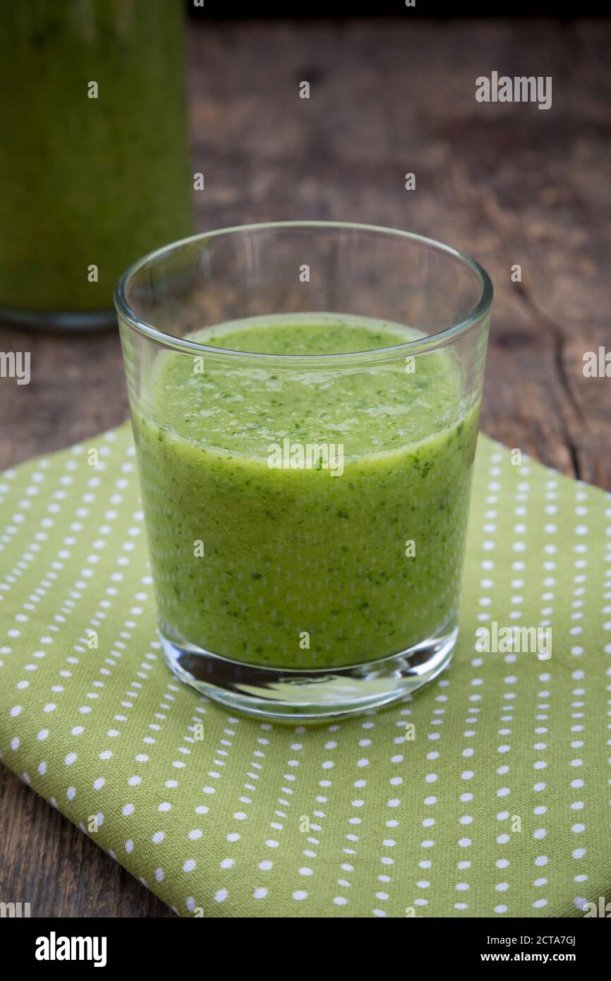 Glas grüner Smoothie, gemacht von Spinat, Rucola-Salat, Apfel, Orange,  Banane und Gurke, auf Tuch und Holztisch Stockfotografie - Alamy