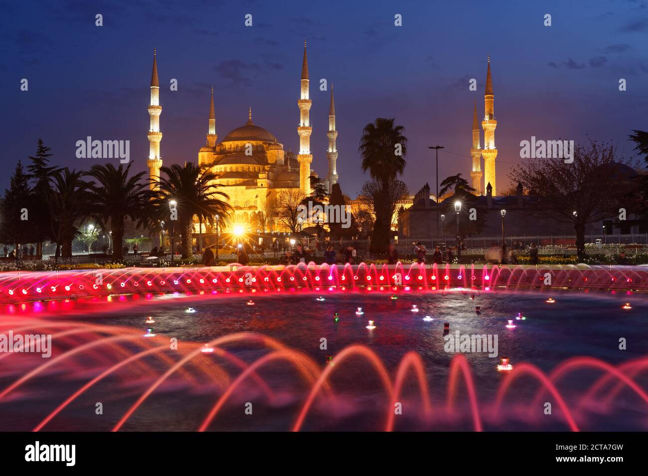 Türkei, Istanbul, blaue Moschee in der Abenddämmerung, Springbrunnen im park Stockfoto
