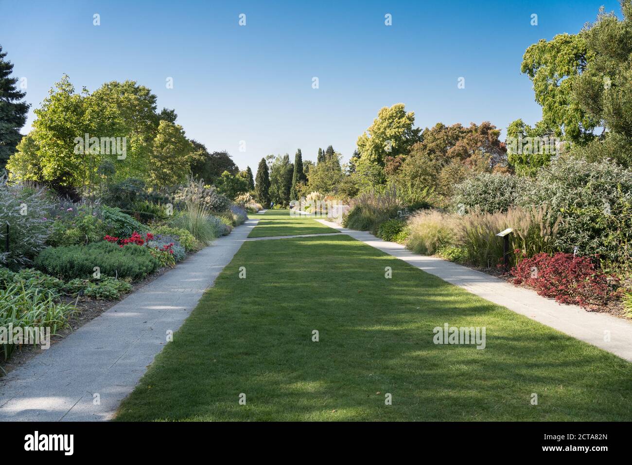 Der hundertjährige Grenzspaziergang bei Sir Harold Hiller Gardens in der Nähe Romsey in Hampshire Stockfoto