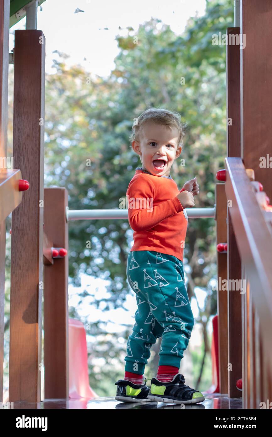 Little Boy spielen auf Spielplatz und schauen, um Kamera zu tun Stockfoto