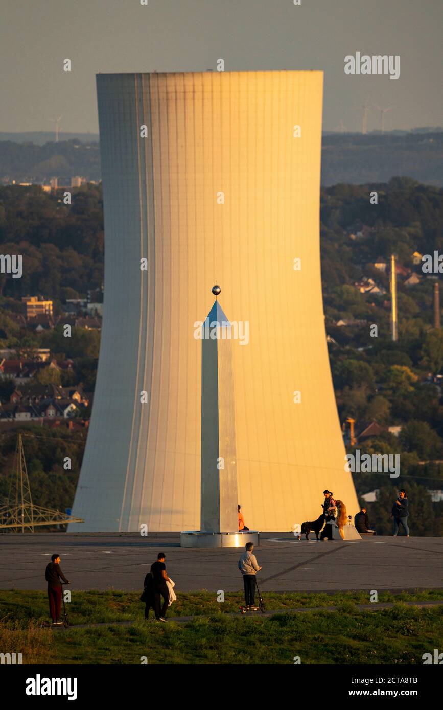 Kühlturm des Blockheizkraftwerks STEAG in Herne und der Obelisk der Sonnenuhr, Abendstimmung auf dem Hoheward Slaghape, der Lar Stockfoto