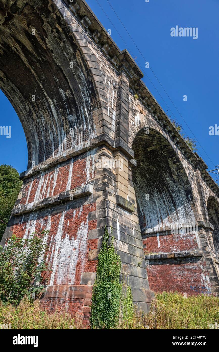 Das Sankey Viadukt in Sankey Valley Park in Earlestown. Es ist das früheste große Eisenbahnviadukt der Welt. Der Park ist ein linearer Landschaftspark, der Stockfoto