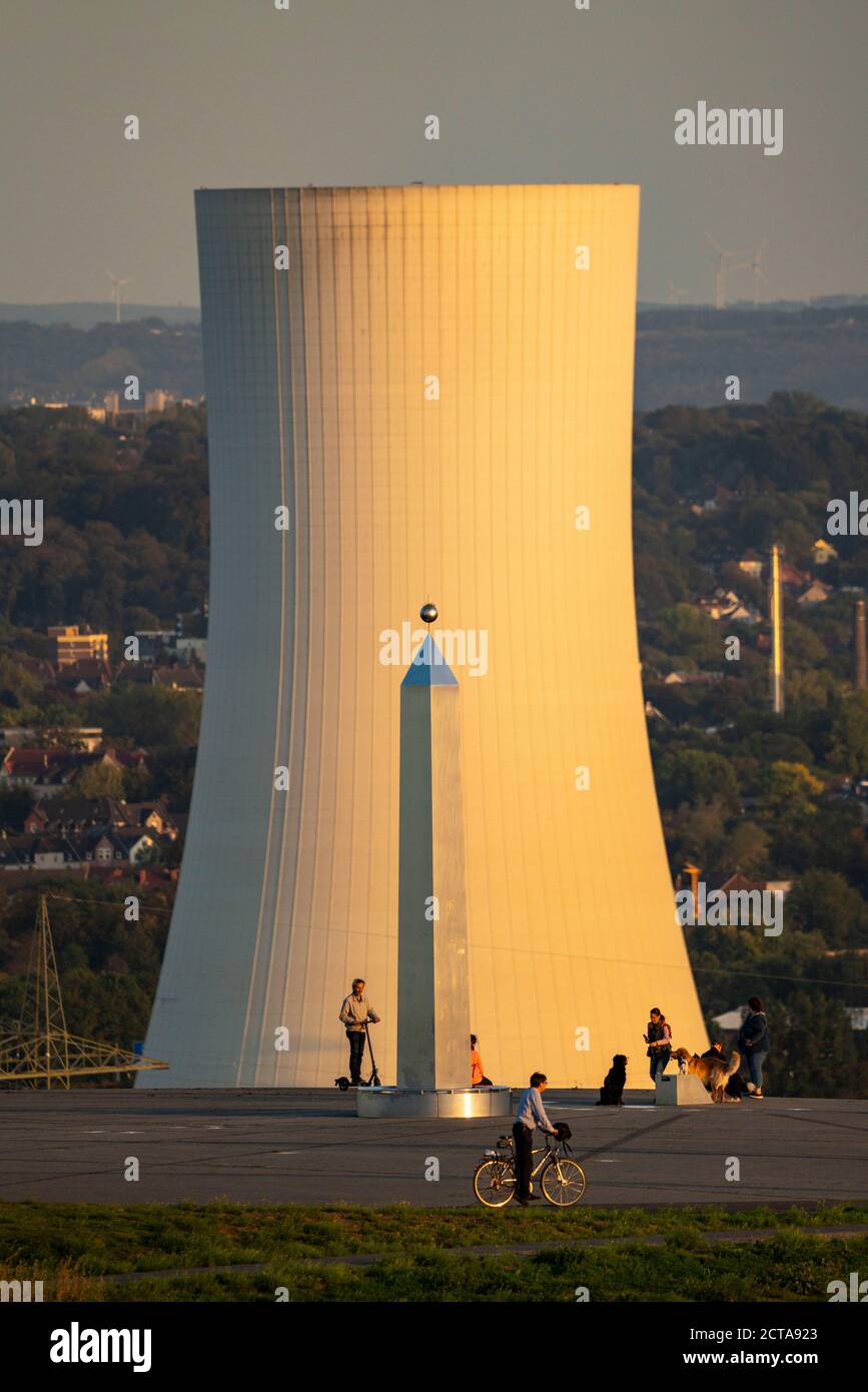 Kühlturm des Blockheizkraftwerks STEAG in Herne und der Obelisk der Sonnenuhr, Abendstimmung auf dem Hoheward Slaghape, der Lar Stockfoto