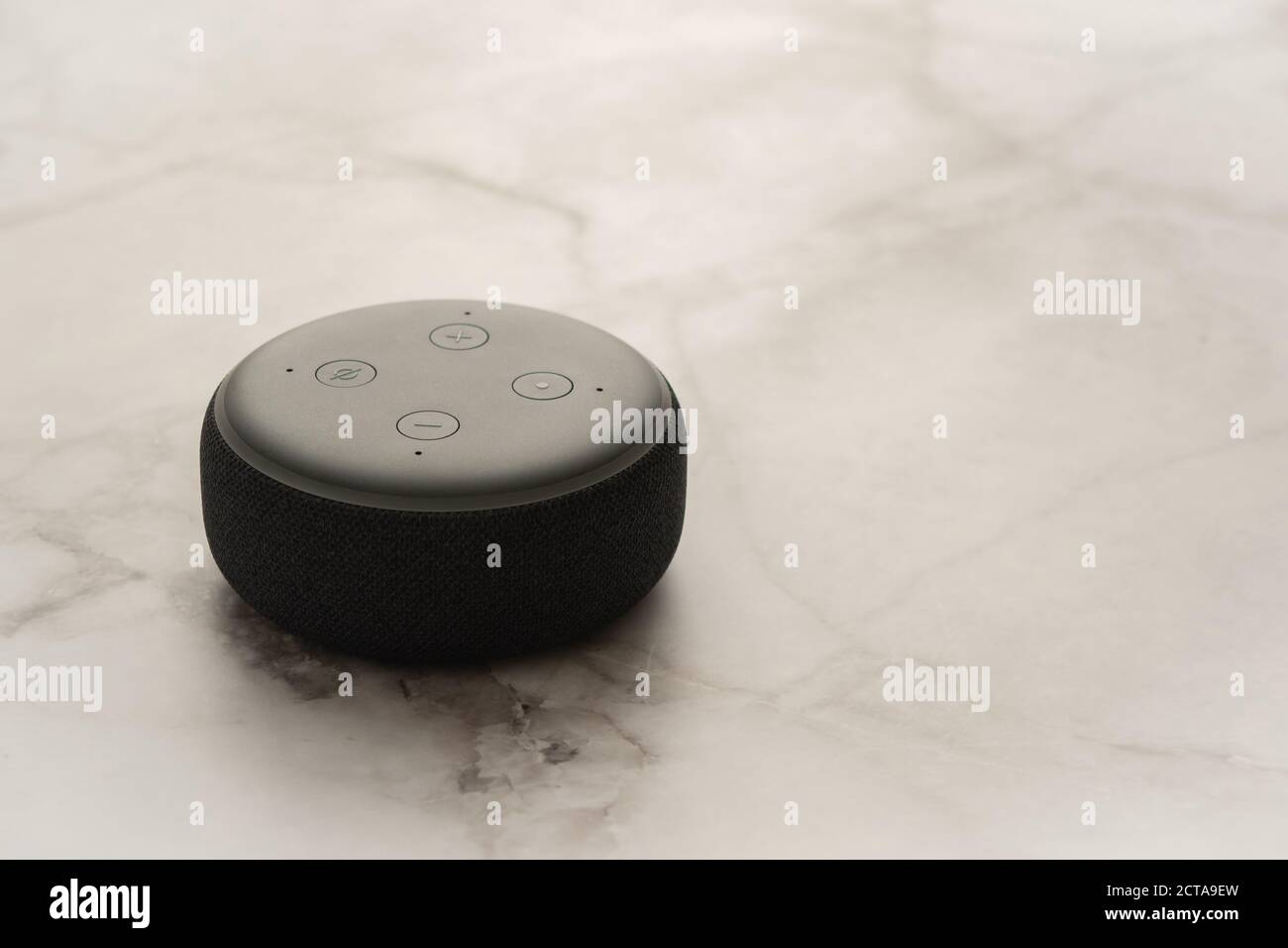 LONDON, VEREINIGTES KÖNIGREICH - SEPTEMBER 20 2020: Ein Amazon Echo Dot, der virtuelle Assistent Lautsprecher, mit einem modernen hellen Marmor Hintergrund. Stockfoto