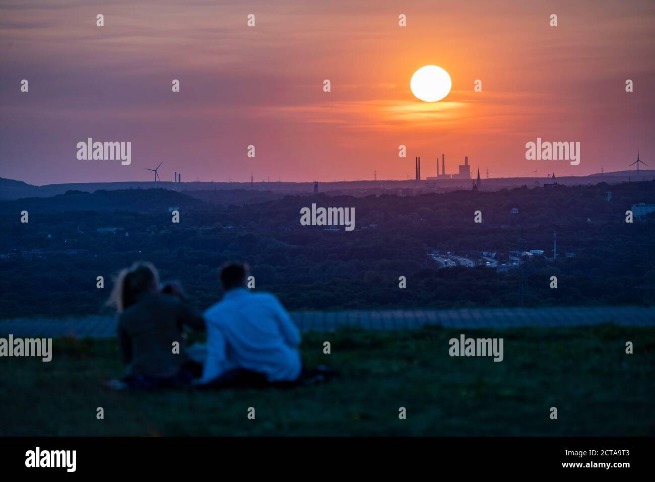 Abendstimmung auf der Hoheward-Schlacke, im Hintergrund das STEAG-Blockheizkraftwerk Walsum, in Duisburg, größter Schlammhaufen im Ru Stockfoto