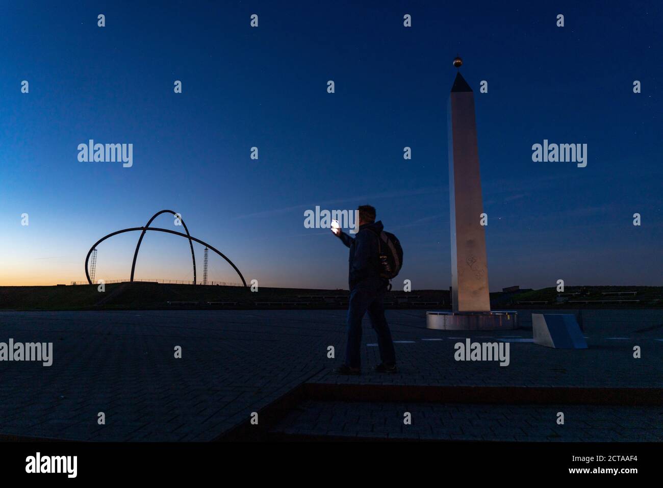 Abendstimmung auf der Halde Hoheward, der größten Bergbauabfallkippe im Ruhrgebiet, dem Horizont-Observatorium und dem Obelisk der Sonnenuhr, zwischen Hert Stockfoto