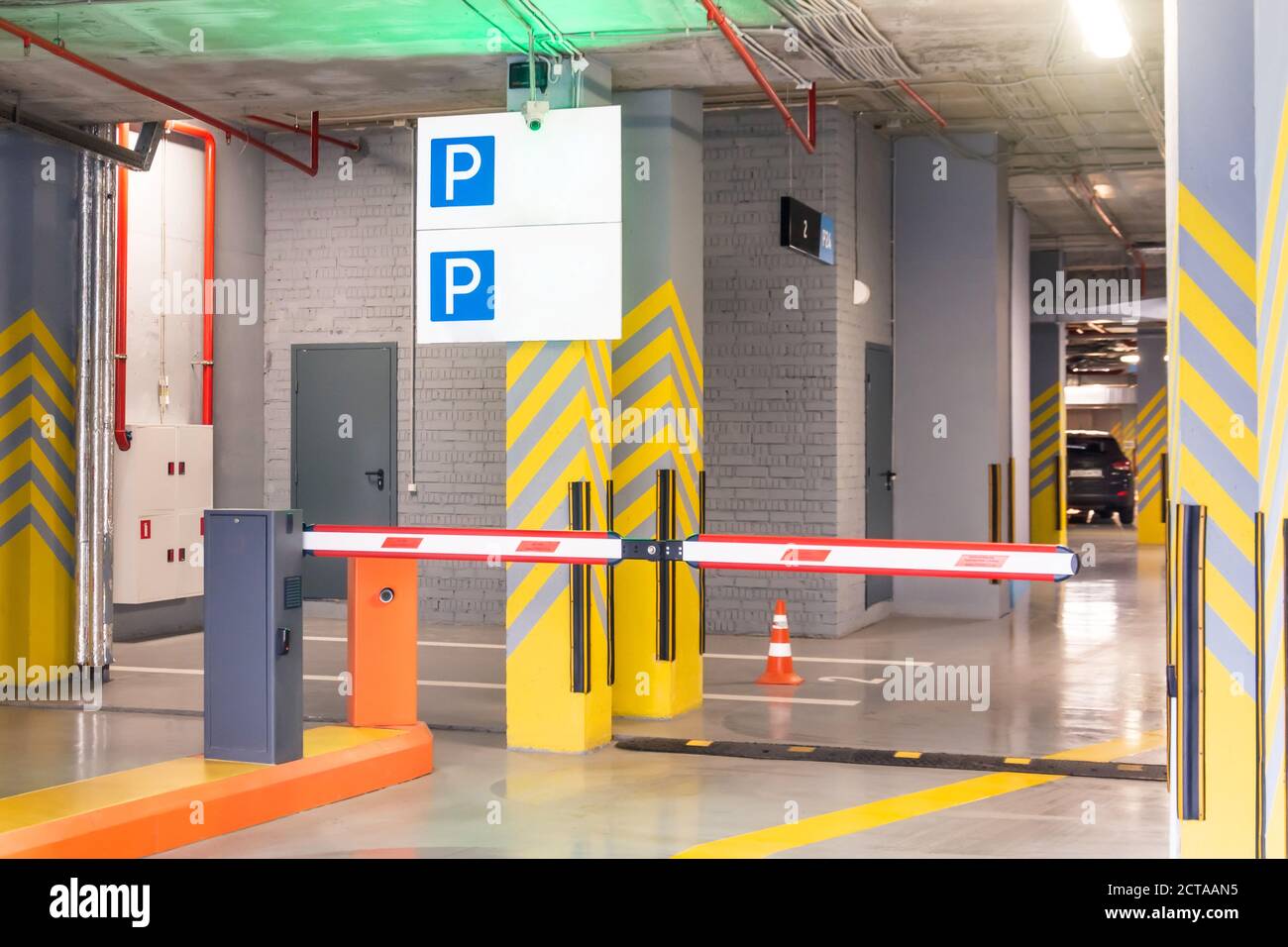 Schranke an der Einfahrt zur Tiefgarage Schild unter Das Apartmentgebäude Stockfoto