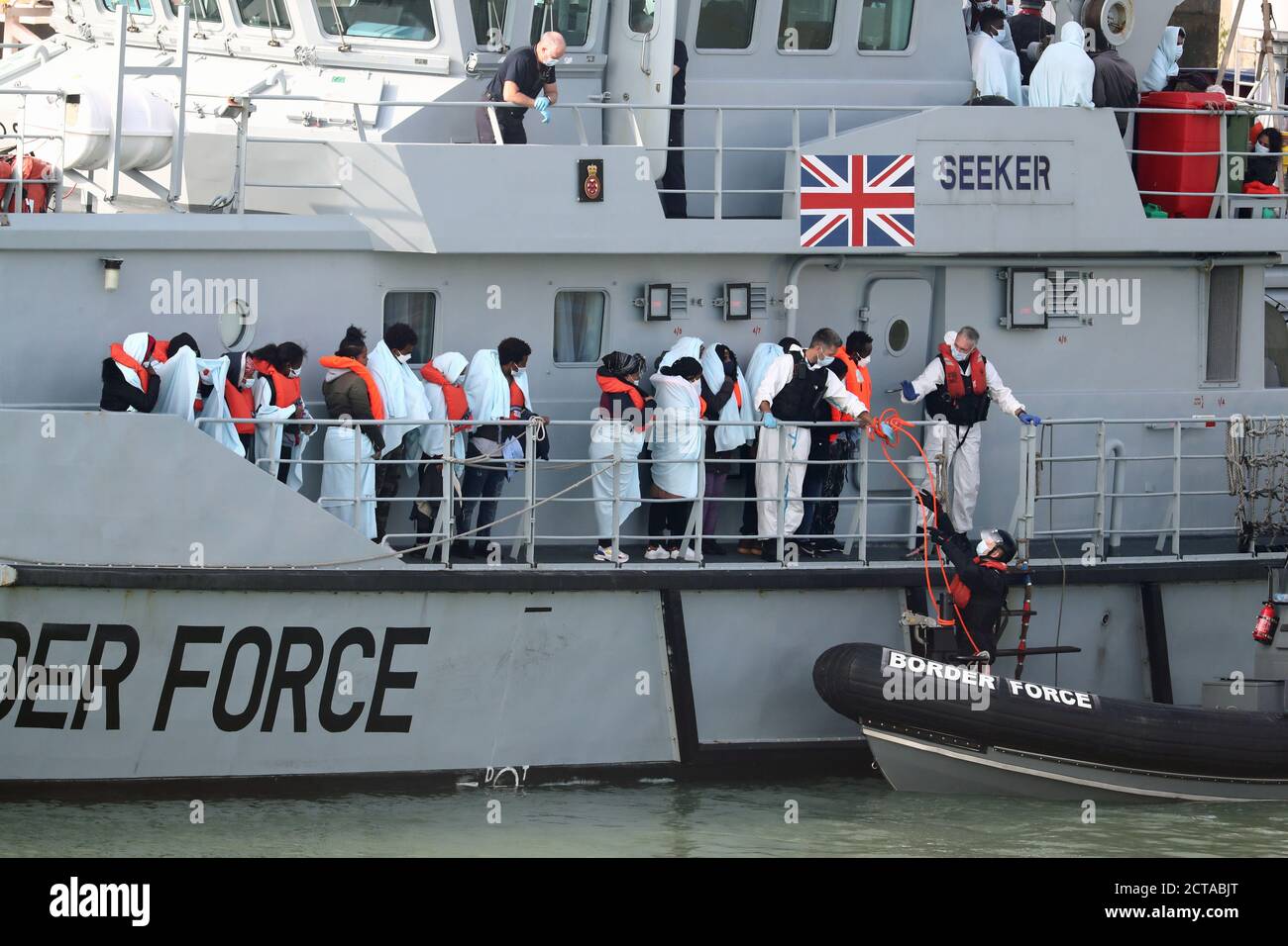 Eine Gruppe von Menschen, die als Migranten gedacht werden, auf dem Deck des HMC Seeker, als sie Schlange stehen, um von Border Force Rib in Dover Marina in Kent an Land gebracht zu werden, nach einem kleinen Bootsunfall im Ärmelkanal. Stockfoto