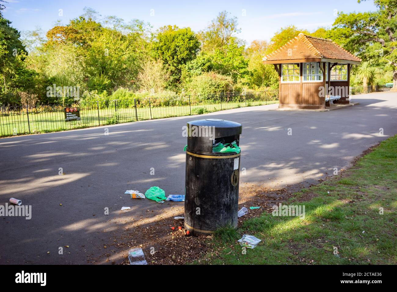 Abfall auf dem Boden um den Abfalleimer. Dulwich Park ist ein 30.85 Hektar (76.2 Hektar) großer öffentlicher Park in Dulwich im Londoner Stadtteil Southwark, South L. Stockfoto