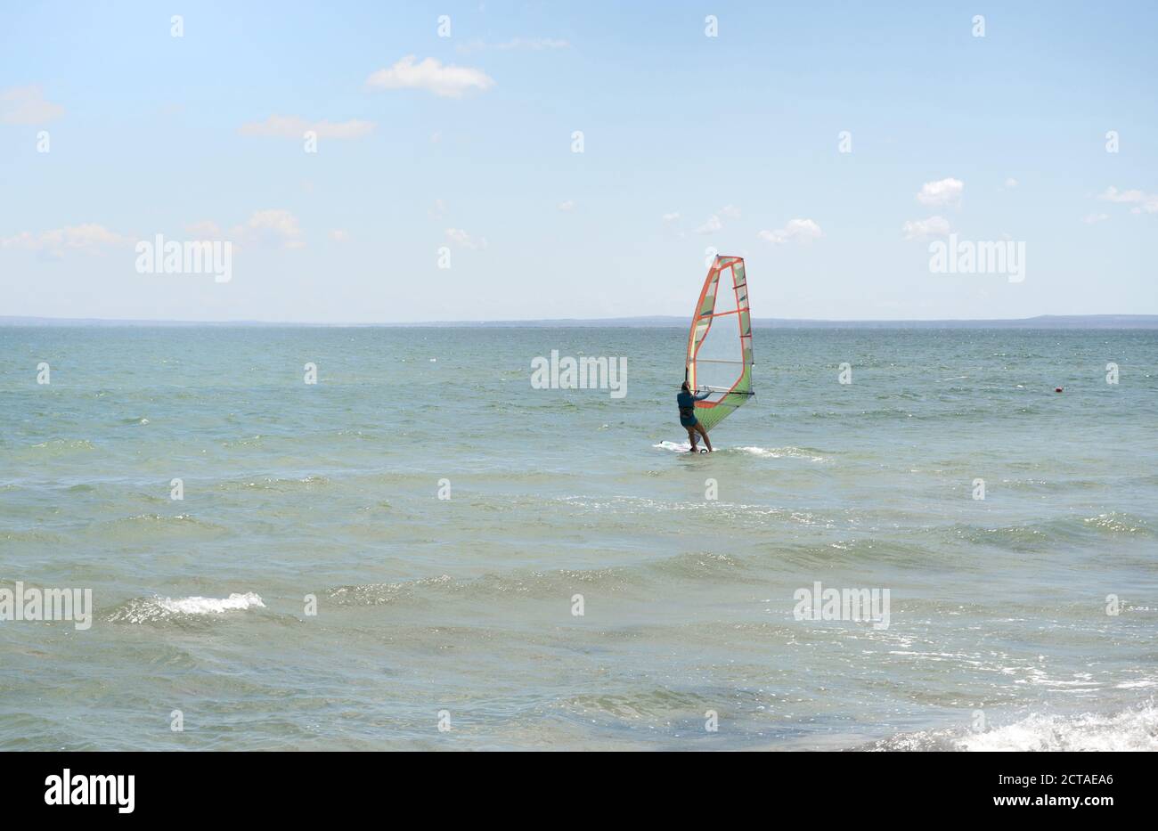 Wassersport. Windsurfen. Windsurfer Surfen Im Wind Auf Wellen Im Ozean, Meer. Extremsport-Action. Sportmöglichkeiten Für Den Freizeitbereich Stockfoto