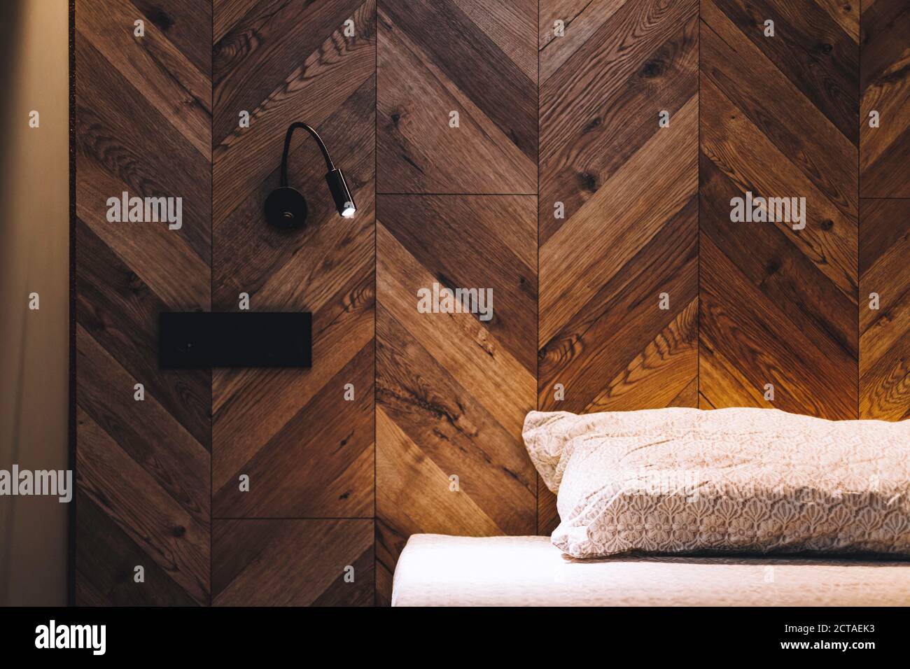 Schlafzimmer in der Nacht mit Licht von Wand Blitz. Weiße Bettwäsche auf dem Bett. Stockfoto