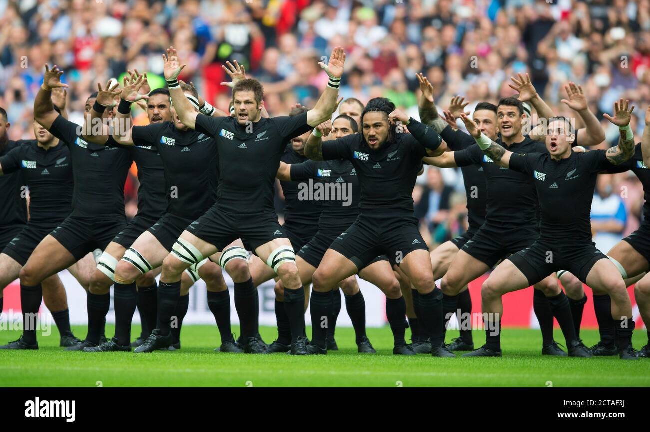 NEUSEELAND FÜHREN DIE HAKA Neuseeland gegen Argentinien Rugby World Cup 2015 Bildnachweis: © MARK PAIN / ALAMY Stockfoto