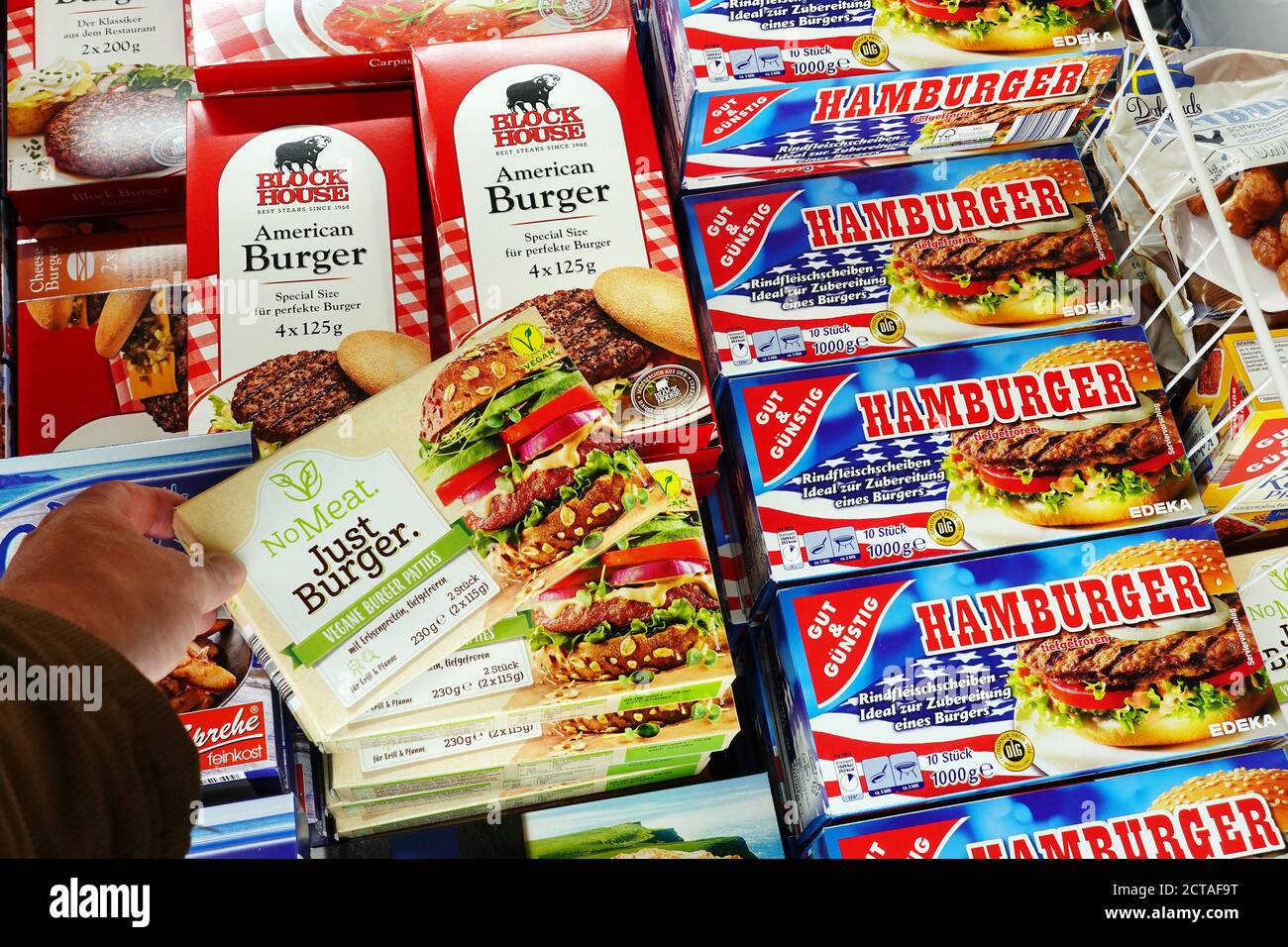 Hamburger in der Tiefkühltruhe eines Supermarkts Stockfoto