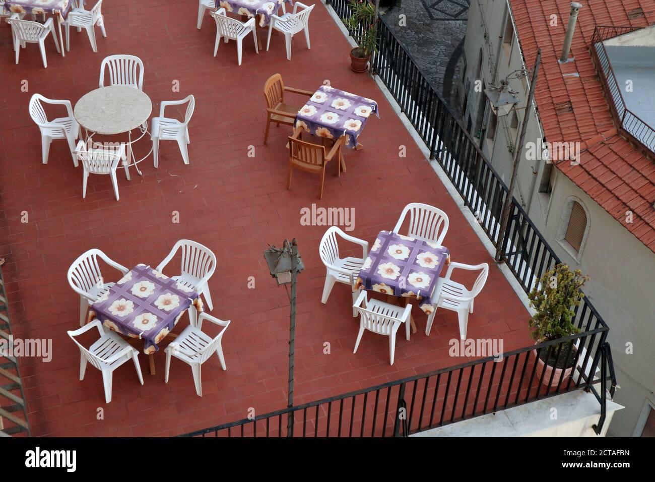 Castelmola - Tavolini sulla terrazza panoramica all'alba Stockfoto