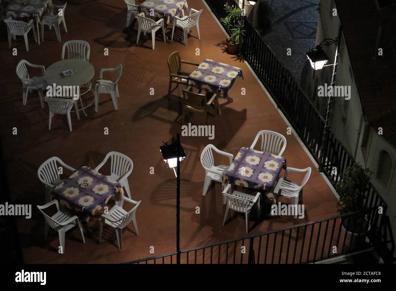 Castelmola - Tavolini sulla terrazza panoramica di sera Stockfoto