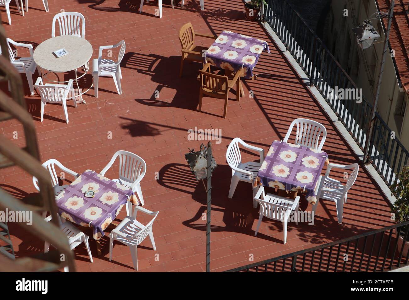 Castelmola - Tavolini sulla terrazza panoramica Stockfoto