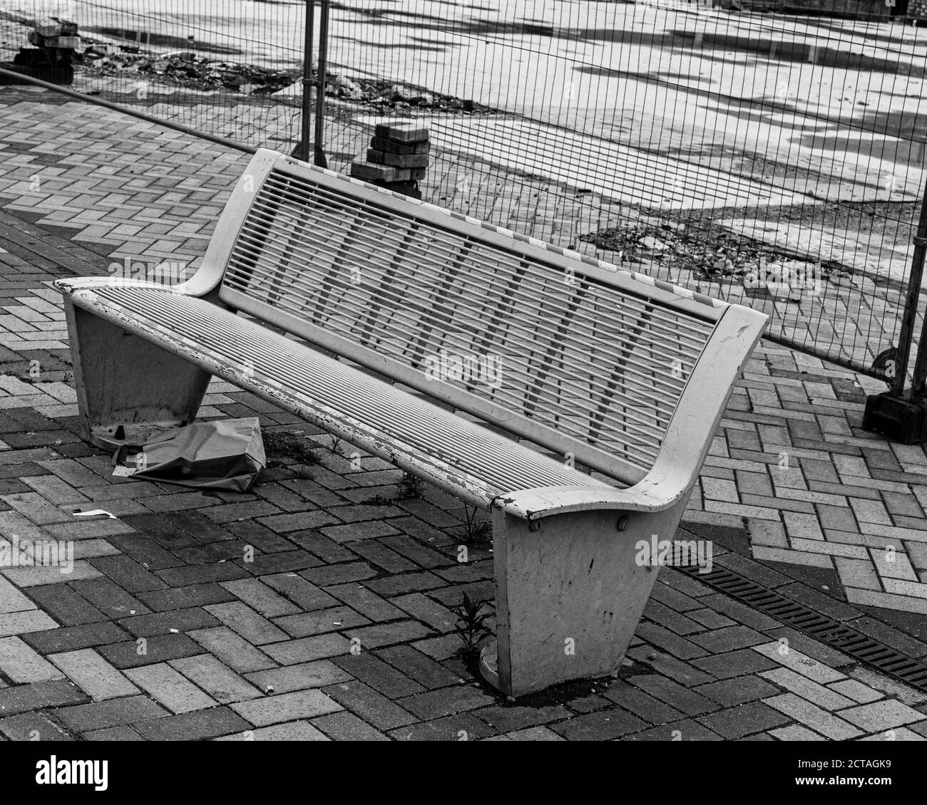 Bank draußen auf der Straße. Stockfoto