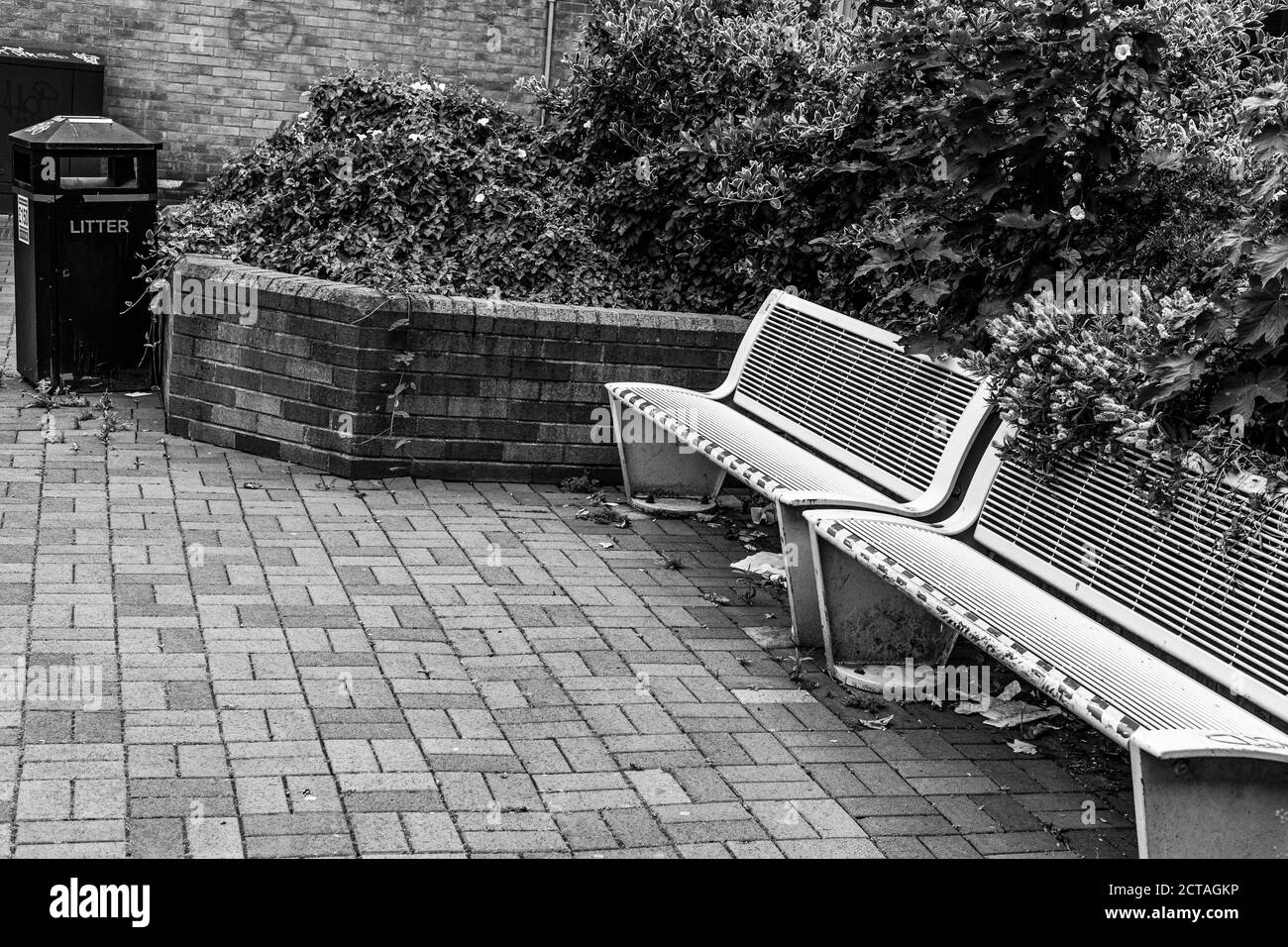 Bank draußen auf der Straße. Stockfoto
