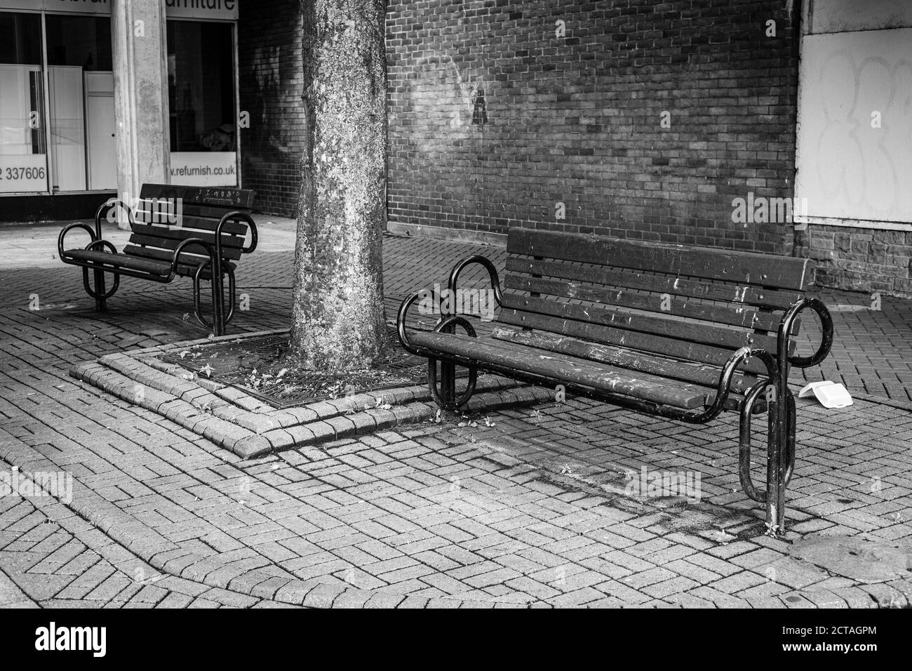 Bank draußen auf der Straße. Stockfoto
