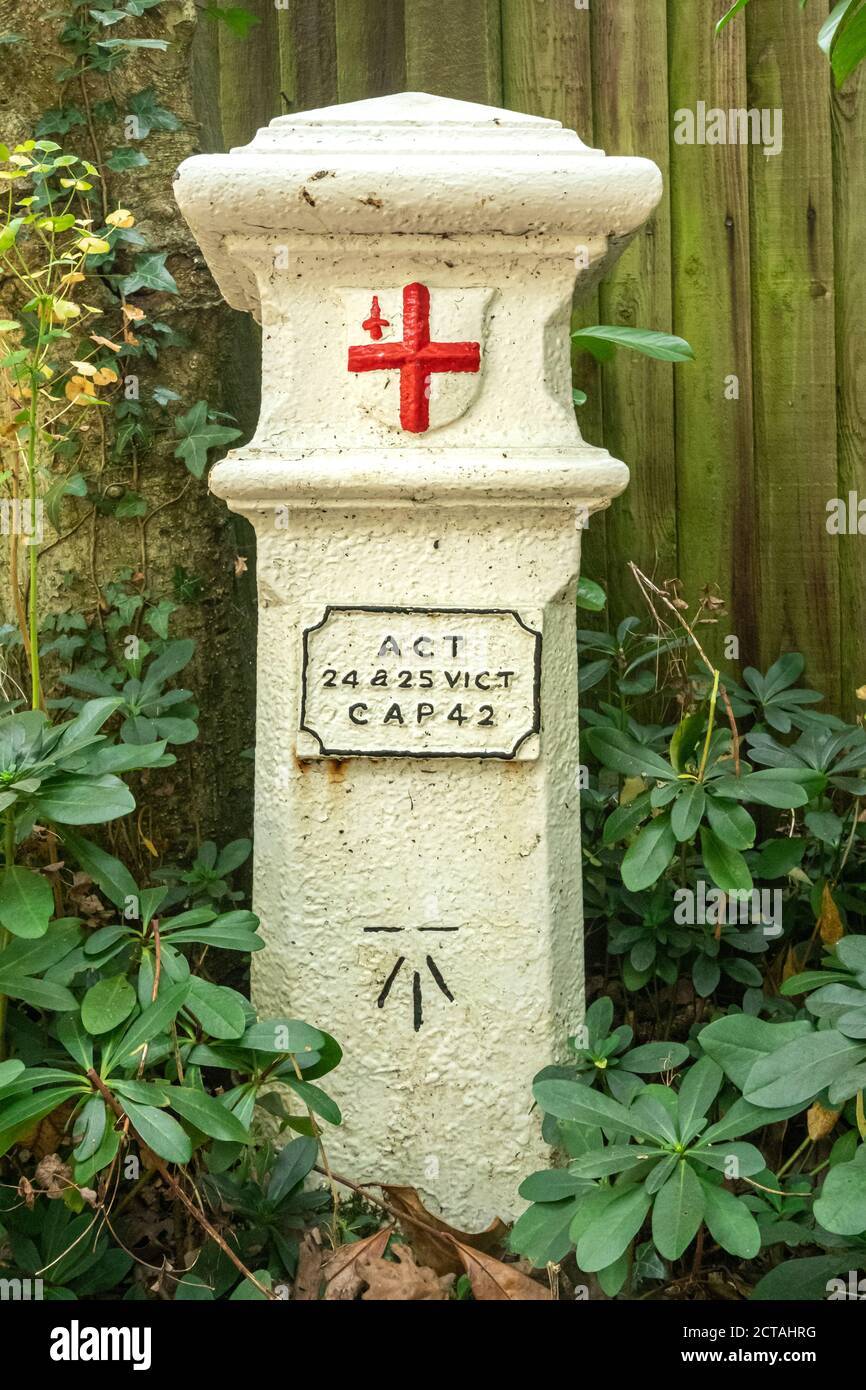 Kohle-Steuerposten aus Gusseisen mit ACT 24 & 25 VICT CAP42 und dem City of London Wappen in Südengland, UK Stockfoto