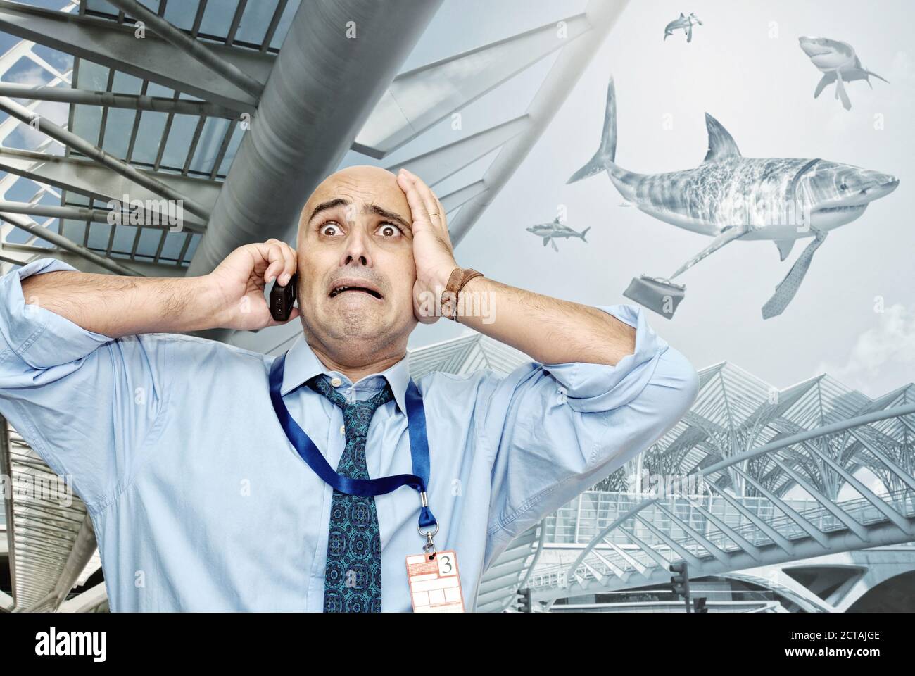 Erschrocken Geschäftsmann oder Börsenmakler mit Telefon von Geschäftshaien umgeben. Stockfoto