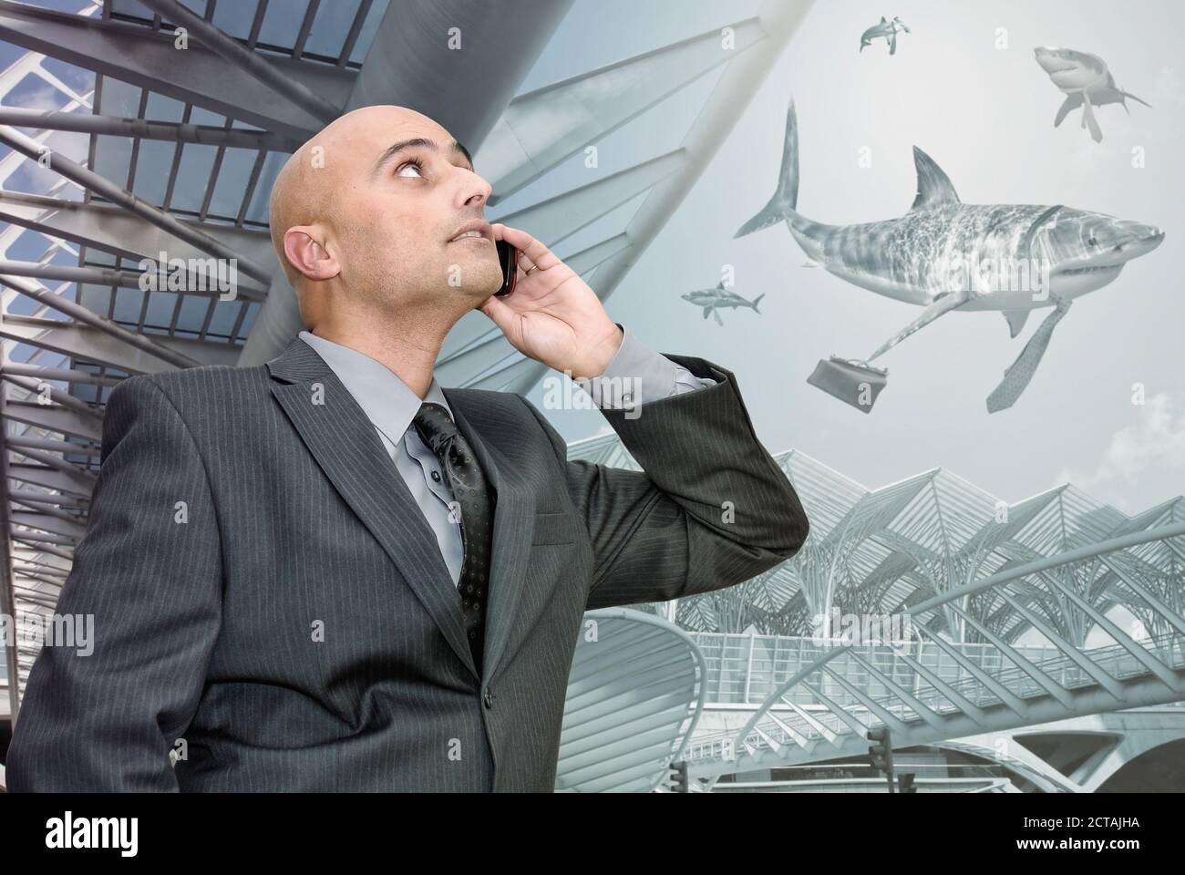 Geschäftsmann oder Börsenmakler mit Telefon umgeben von Geschäftshaien. Stockfoto