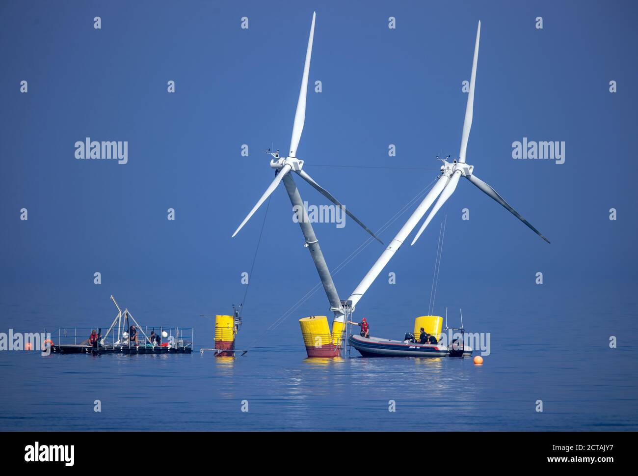 16. September 2020, Mecklenburg-Vorpommern, Vierow: Monteure verankern das Modell einer Anlage mit schwimmenden Windkraftanlagen im Greifswalder Bodden für Testreihen. Das Energieunternehmen EnBW und der Schleswig-holsteinische Windturbinenhersteller Aerodyn Engineering wollen nun Nezzy2 im Meer mit Wellen testen. Das Forschungsprojekt umfasst eine neue Offshore-Technologie, in der die Windenergieanlagen auf dem Wasser schwimmen. Bislang sind Offshore-Turbinen fest auf Stahlrahmen im Meeresboden verankert. Die Modellanlage ist mit zwei Rotoren ausgestattet und 18 Meter hoch. Im späteren Regelbetrieb auf See, t Stockfoto