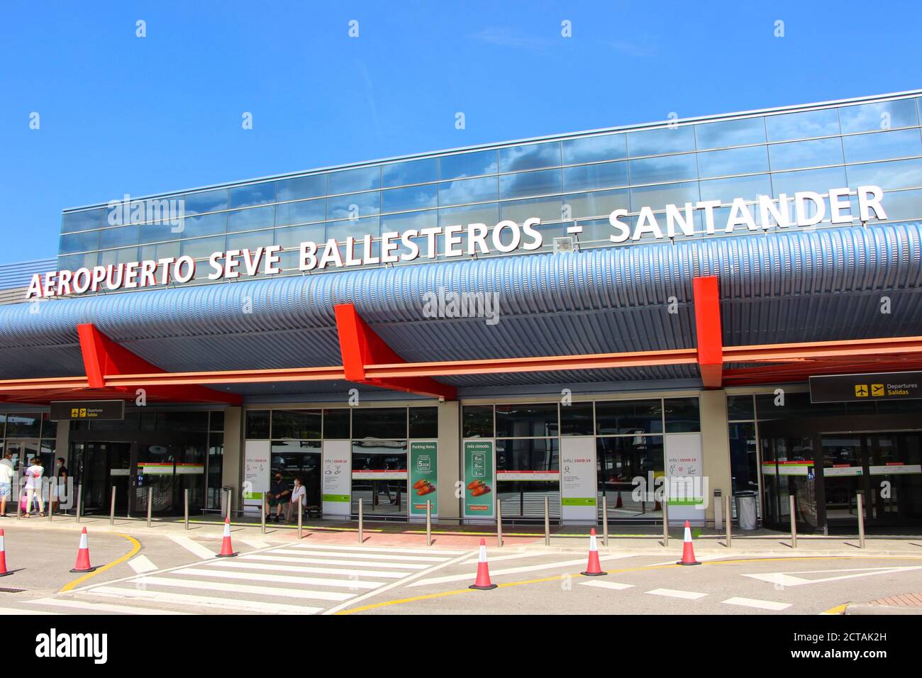 Fast menschenleere Einfahrt zum Flughafen Seve Ballesteros Santander Cantabria Spanien während der Pandemie Covid-19 Stockfoto