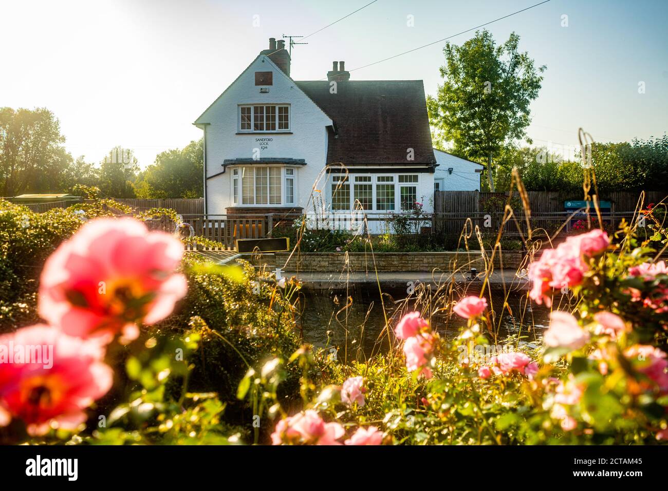 Sandford-on-Thames, Oxfordshire, Großbritannien. September 2020, 21. Wandern entlang Sandford-on-Thames. Die Schleusenwärterhütte in Sanford. Der indische Sommer conti Stockfoto