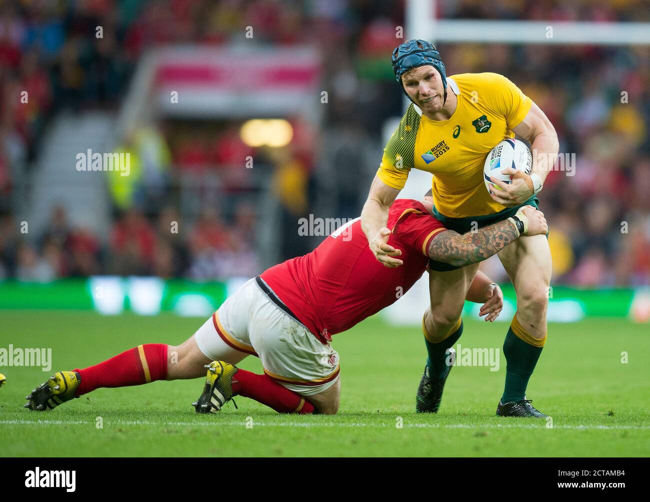 David Pocock wird von Paul James angegangen Australien gegen Wales Rugby World Cup 2015 Bildquelle: MARK PAIN / ALAMY Stockfoto