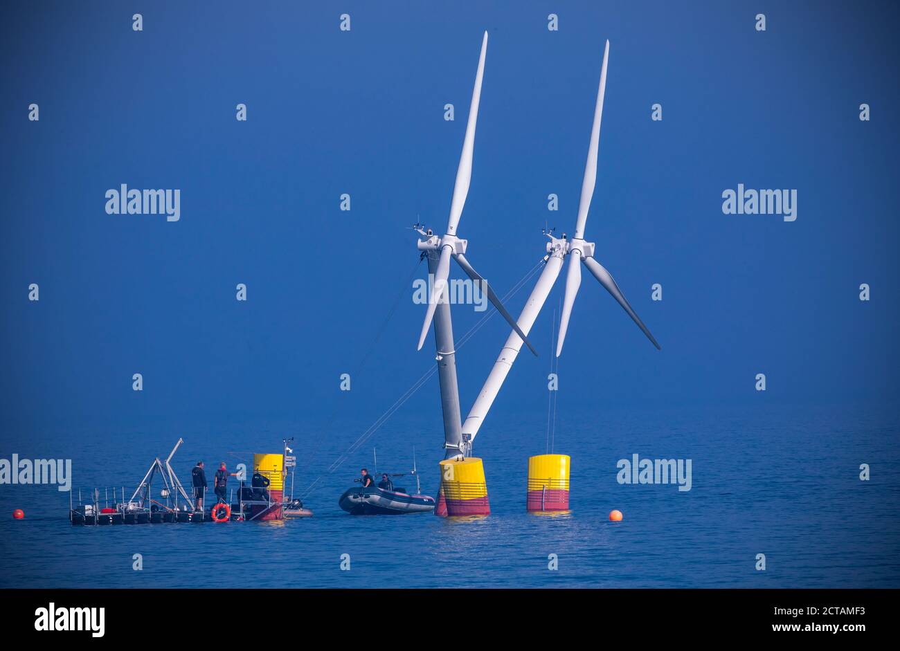 16. September 2020, Mecklenburg-Vorpommern, Vierow: Monteure verankern das Modell einer Anlage mit schwimmenden Windkraftanlagen im Greifswalder Bodden für Testreihen. Das Energieunternehmen EnBW und der Schleswig-holsteinische Windturbinenhersteller Aerodyn Engineering wollen nun Nezzy2 im Meer mit Wellen testen. Das Forschungsprojekt umfasst eine neue Offshore-Technologie, in der die Windenergieanlagen auf dem Wasser schwimmen. Bislang sind Offshore-Turbinen fest auf Stahlrahmen im Meeresboden verankert. Die Modellanlage ist mit zwei Rotoren ausgestattet und 18 Meter hoch. Im späteren Regelbetrieb auf See, t Stockfoto