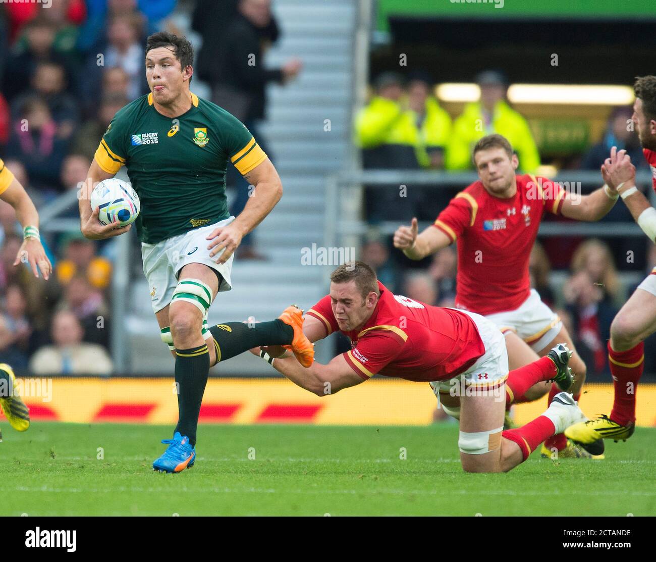 FRANCOIS LOUW BRICHT DURCH DAS HERZ DER WALISISCHEN VERTEIDIGUNG Wales gegen Südafrika Quarter Final RWC 2015 BILD : MARK PAIN / ALAMY Stockfoto