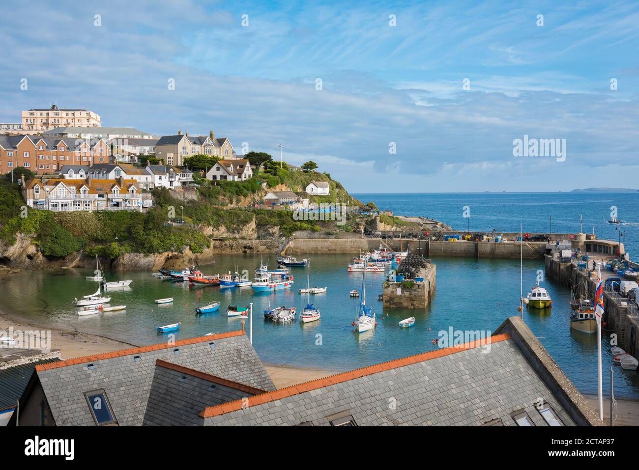 Cornwall traditioneller Hafen, Blick im Sommer auf den Hafen in Newquay, Cornwall, Südwestengland, Großbritannien Stockfoto