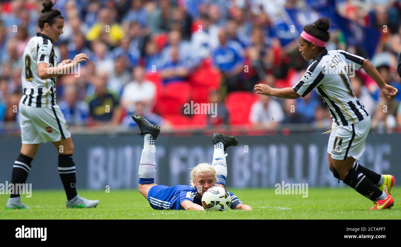 CHELSEA CAPTAIN KATIE CHAPMAN WIRD VON RACHEL WILLIAMS FOULLED Chelsea V Notts County Womens FA Cup Final - Wembley Bild : Mark Pain 01/8/2015 PHO Stockfoto