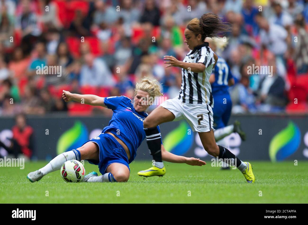 ELLIE BRIGHT TACKLES JESS CLARKE Chelsea V Notts County Womens FA Cup Final - Wembley BILDNACHWEIS: © MARK PAIN / ALAMY Stockfoto