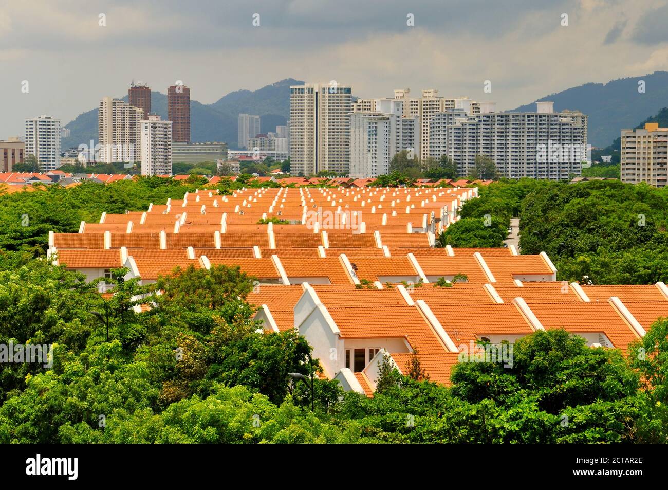 Perspektivische Ansicht der Dächer von Gehäuse mit einem Hintergrund von hohen Wohnungen. Stockfoto